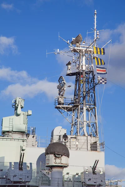 Vlajky na stožáru bitevní loď — Stock fotografie