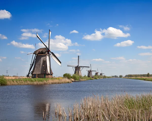Prastaré větrné elektrárny poblíž Kinderdijk — Stock fotografie