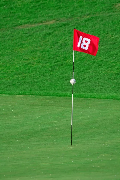 Flagga på golfbana — Stockfoto