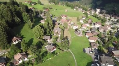 İsviçre Alplerindeki ünlü Grindelwald köyü Jungfrau bölgesinde tren turları için başlangıç noktası.