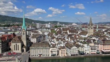 Limmat nehri ve ünlü Zürih kiliseleri