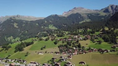 İsviçre Alplerindeki ünlü Grindelwald köyü Jungfrau bölgesinde tren turları için başlangıç noktası.