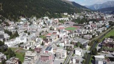Davos şehrinin ve gölün havadan görünüşü. Davos, Dünya Ekonomik Forumu 'nun yıllık toplantılarının yapıldığı ünlü İsviçre kenti..