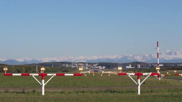チューリッヒ スイス 2015年7月18日 チューリッヒ空港への短距離飛行後のボーイング737ブリティッシュ エアウェイズの着陸 — ストック動画