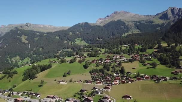 瑞士阿尔卑斯山著名的Grindelwald村 准夫鲁地区火车游览的起点 — 图库视频影像