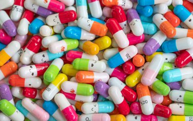 İlaçlı renkli kapsüllerin toplanması