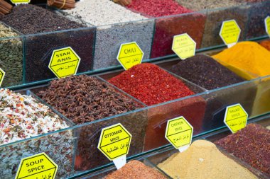 İstanbul 'daki Mısır pazarında baharat ve çay