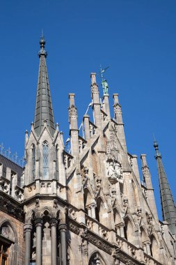 Münih 'in ana meydanı, Almanya - Marienplatz (Marian Meydanı). Eski ve yeni belediye binaları, Marian sütunları, kilise Frauenkirche ve Fish 'in çeşmesi birlikte meydanın eşsiz mimari tarzını oluşturuyor.