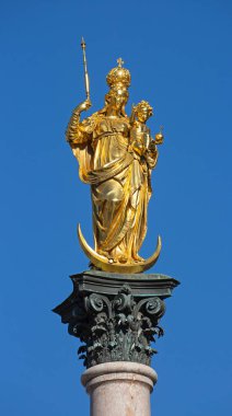 Münih 'in ana meydanı, Almanya - Marienplatz (Marian Meydanı). Eski ve yeni belediye binaları, Marian sütunları, kilise Frauenkirche ve Fish 'in çeşmesi birlikte meydanın eşsiz mimari tarzını oluşturuyor.