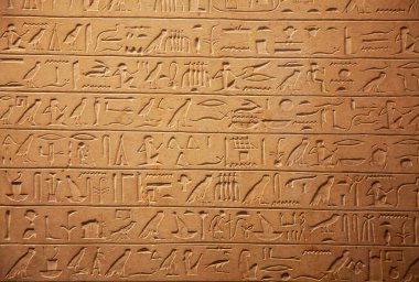 Duvarda Mısır hiyeroglifleri