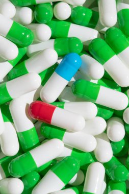 İlaçlı renkli kapsüllerin toplanması