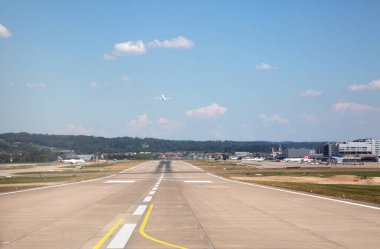 ZURICH - 10 Ağustos 2018 'de Zürih, İsviçre' deki Zürih Havaalanı 'nın A terminalinden kalkmaya hazırlanan uçaklar. Zürih havalimanı İsviçre Havayolları ve Avrupa merkezlerinden birinin ana limanıdır..