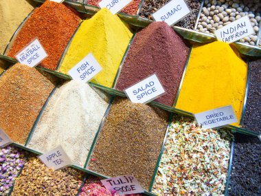 İstanbul 'daki Mısır pazarında baharat ve çay