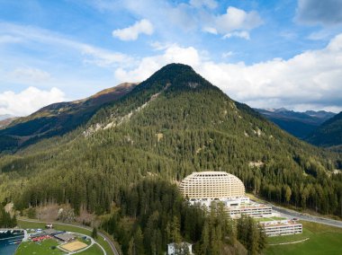 Davos şehrinin ve gölün havadan görünüşü. Davos, Dünya Ekonomik Forumu 'nun yıllık toplantılarının yapıldığı ünlü İsviçre kenti..