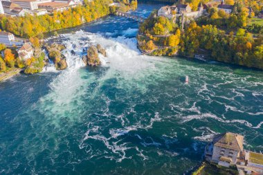 Rheinfall - Avrupa 'nın en büyük şelalesi. Sonbahar manzarasında hava manzarası.