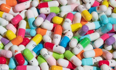 İlaçlı renkli kapsüllerin toplanması