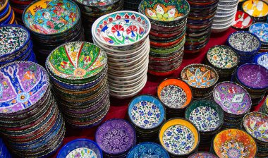 Grand Bazaar 'da geleneksel Türk seramikleri