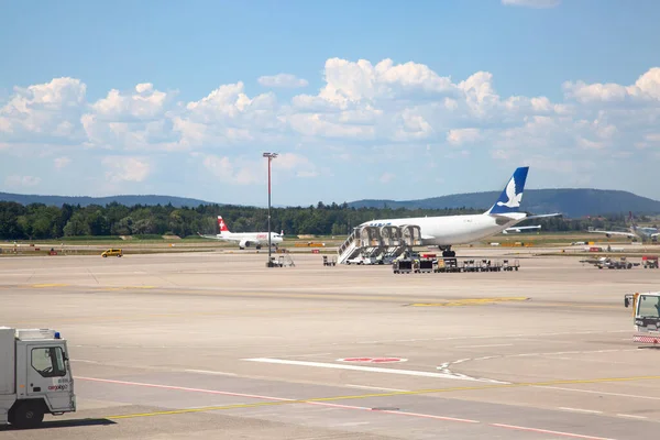 2018年8月10日 スイスのチューリッヒにあるチューリッヒ空港のターミナルAで離陸準備中の飛行機 チューリッヒ空港はスイス航空のホームポートであり ヨーロッパのハブの1つです — ストック写真