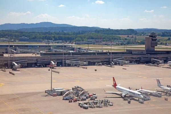 Zurich Augusztus Felszállásra Készülő Repülőgépek Zürichi Repülőtér Terminálján 2018 Augusztus — Stock Fotó