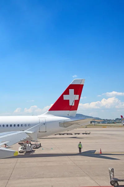 Zurich Sierpnia Samoloty Przygotowujące Się Startu Terminalu Lotniska Zurychu Sierpnia — Zdjęcie stockowe