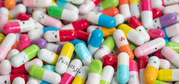 Színes Kapszulák Összegyűjtése Gyógyszerekkel — Stock Fotó