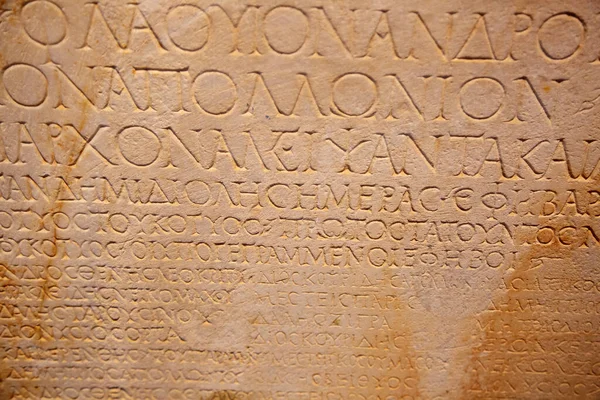 石の上に刻まれた古代ギリシャ文字の断片 — ストック写真