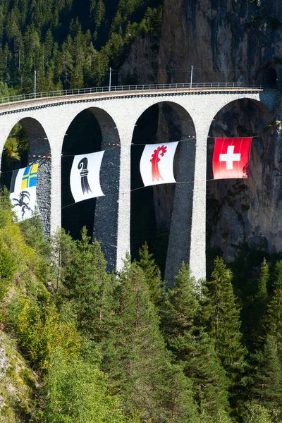 著名的维森高架桥在达沃斯 菲利苏尔铁路线的瑞士阿尔卑斯山脉 — 图库照片