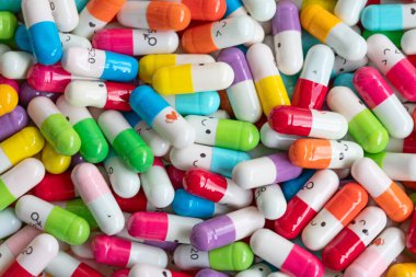 İlaçlı renkli kapsüllerin toplanması