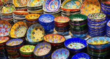 Grand Bazaar 'da geleneksel Türk seramikleri