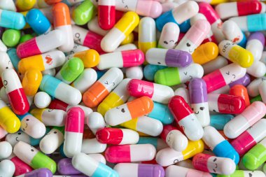İlaçlı renkli kapsüllerin toplanması