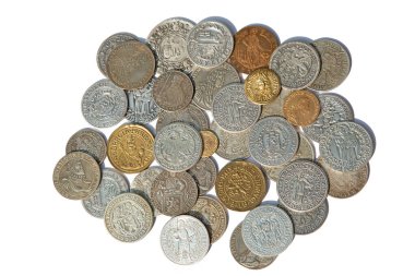 Beyaz arkaplanda ortaçağ sikkelerinin koleksiyonu