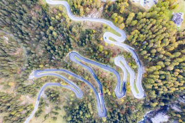 İsviçre ve İtalya 'yı birbirine bağlayan Maloja Geçidi' nin virajlı yolu