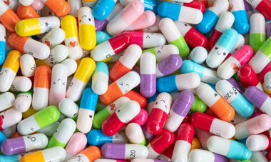 İlaçlı renkli kapsüllerin toplanması
