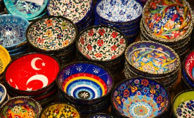 Grand Bazaar 'da geleneksel Türk seramikleri