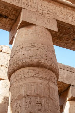 Karnak kompleksi, Mısır 'da, Luxor yakınlarındaki çürümüş tapınaklar, şapeller, sütunlar ve diğer binalardır.