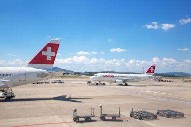 ZURICH - 10 Ağustos 2018 'de Zürih, İsviçre' deki Zürih Havaalanı 'nın A terminalinden kalkmaya hazırlanan uçaklar. Zürih havalimanı İsviçre Havayolları ve Avrupa merkezlerinden birinin ana limanıdır..