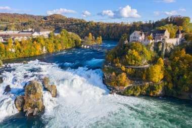 Rheinfall - Avrupa 'nın en büyük şelalesi. Sonbahar manzarasında hava manzarası.