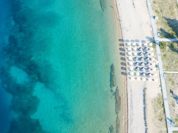 ギリシャのチャルキディキ地方シトニアの美しいビーチの空中写真 — ストック写真