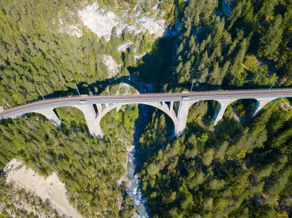 著名的维森高架桥在达沃斯 菲利苏尔铁路线的瑞士阿尔卑斯山脉 — 图库照片