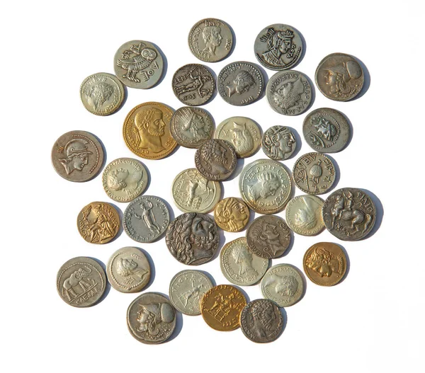 Συλλογή Αρχαίων Ελληνικών Και Ρωμαϊκών Νομισμάτων Στο Λευκό — Φωτογραφία Αρχείου