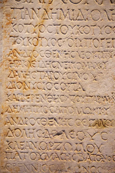 石の上に刻まれた古代ギリシャ文字の断片 — ストック写真