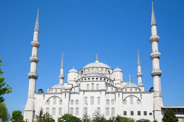 トルコのイスタンブールにある有名な ブルーモスク — ストック写真