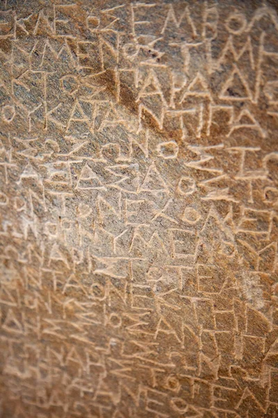 石の上に刻まれた古代ギリシャ文字の断片 — ストック写真