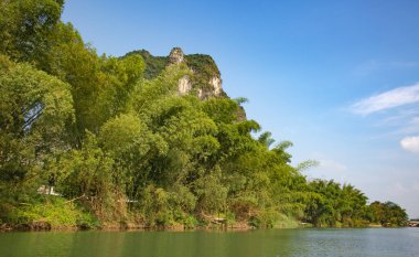 Li Nehri veya Lijiang Nehri Çin 'in Guangxi Zhuang Özerk Bölgesi' nde bulunan bir nehirdir. Guilin 'den Yangshuo' ya 83 km (52 mi) uzunluğunda ve Karst kayalarının oluşturduğu manzarasıyla ünlüdür..
