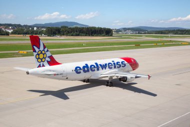 ZURICH - 30 Temmuz 2016 Zürih, İsviçre 'de Zürih Havaalanı' nın A terminalinden kalkmaya hazırlanan uçaklar. Zürih havalimanı İsviçre Havayolları ve Avrupa merkezlerinden birinin ana limanıdır..