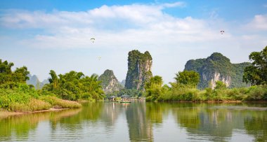 Li Nehri veya Lijiang Nehri Çin 'in Guangxi Zhuang Özerk Bölgesi' nde bulunan bir nehirdir. Guilin 'den Yangshuo' ya 83 km (52 mi) uzunluğunda ve Karst kayalarının oluşturduğu manzarasıyla ünlüdür..