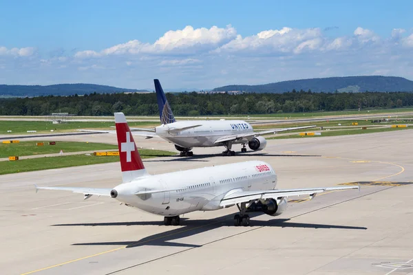 Zurich Lipca Samoloty Przygotowujące Się Startu Terminalu Lotniska Zurychu Lipca — Zdjęcie stockowe