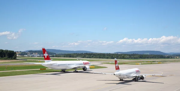 苏黎世 7月30日 飞机准备于2016年7月30日在瑞士苏黎世A航站楼起飞 苏黎世机场是瑞士航空的发源地 也是欧洲的一个枢纽 — 图库照片