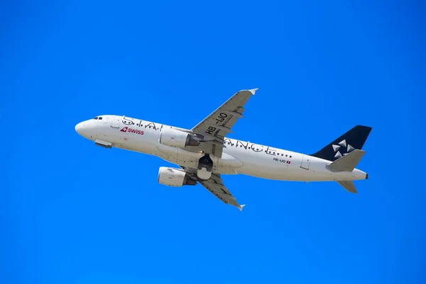 エアバス A319、チューリッヒ空港で空気バルト — ストック編集用 エアバス A319、チューリッヒ空港で空気バルト — ストック編集用