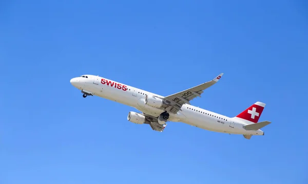 苏黎世 7月30日 飞机准备于2016年7月30日在瑞士苏黎世A航站楼起飞 苏黎世机场是瑞士航空的发源地 也是欧洲的一个枢纽 — 图库照片